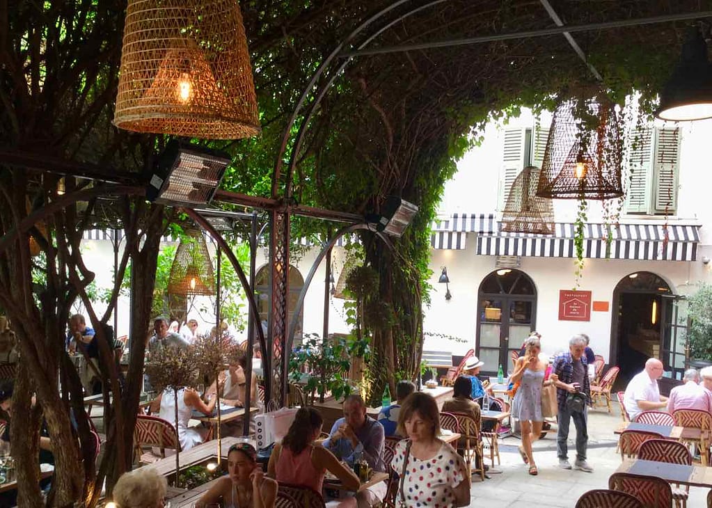 Nizza, Restaurant La Maison de Marie in einem Innenhof