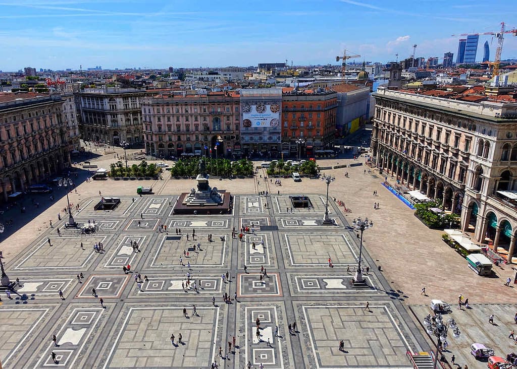 Blick vom Dach des Mailänder Doms auf den Domplatz