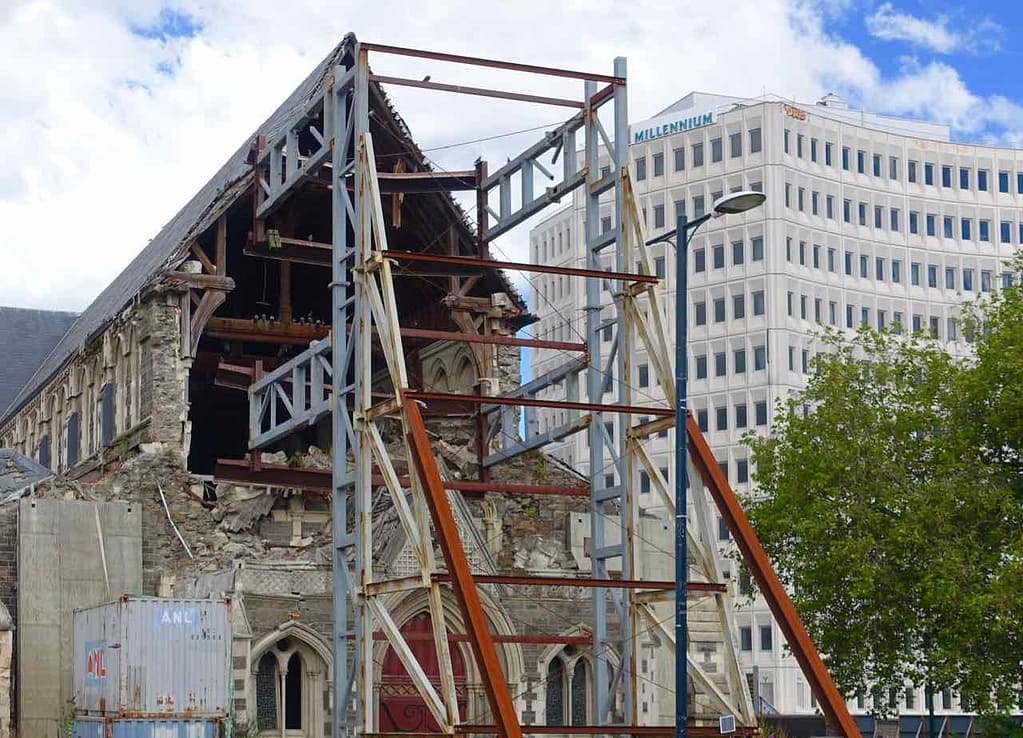 Christchurch Sehenswürdigkeiten Tipps: Eingestürzte Kathedrale vor dem Millennium Hotel @PetersTravel