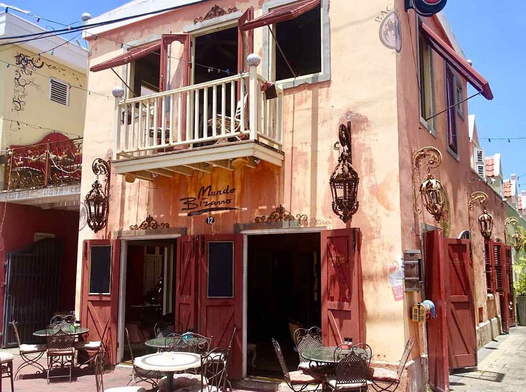 Restaurants Willemstad: Mundo Bizarro Curacao Copyright Peter Pohle
