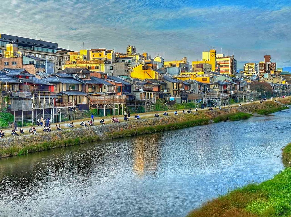 Ufer des Fluss Kamo mit Restaurant-Terrassen, Kyoto © PetersTravel Peter Pohle