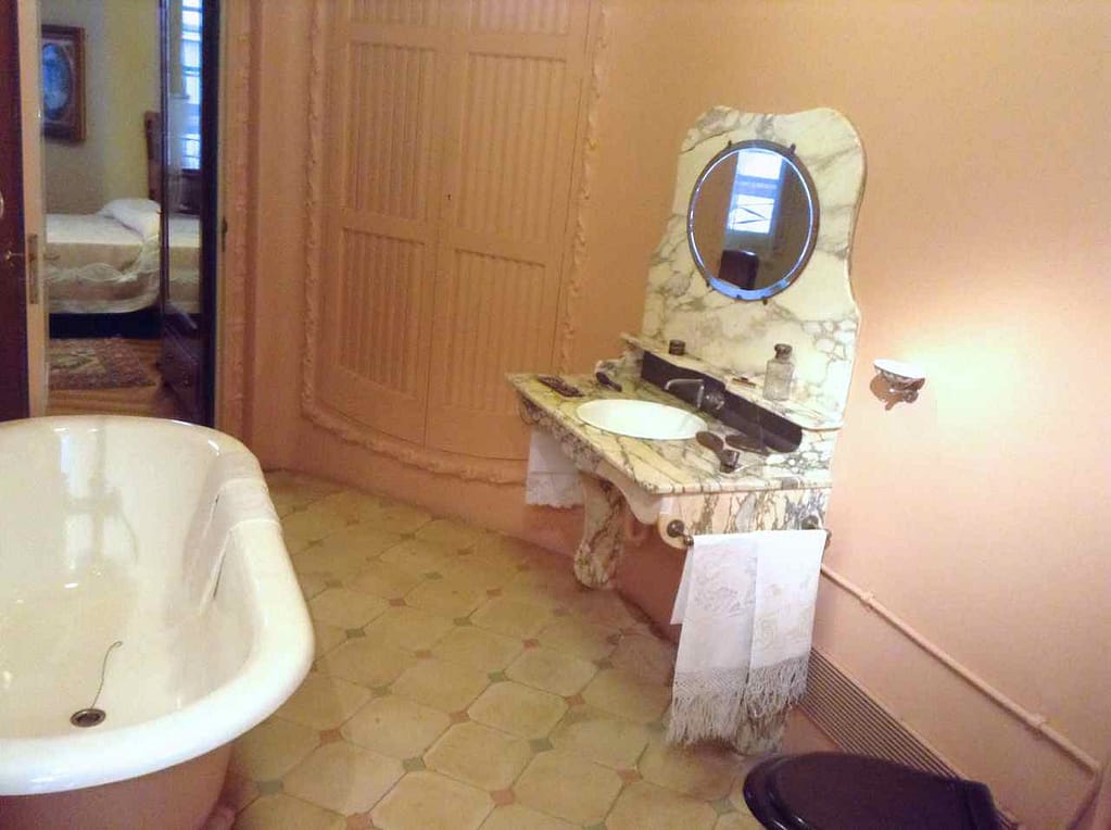 Barcelona, Casa Mila von Antoni Gaudí, Bad mit Durchblick