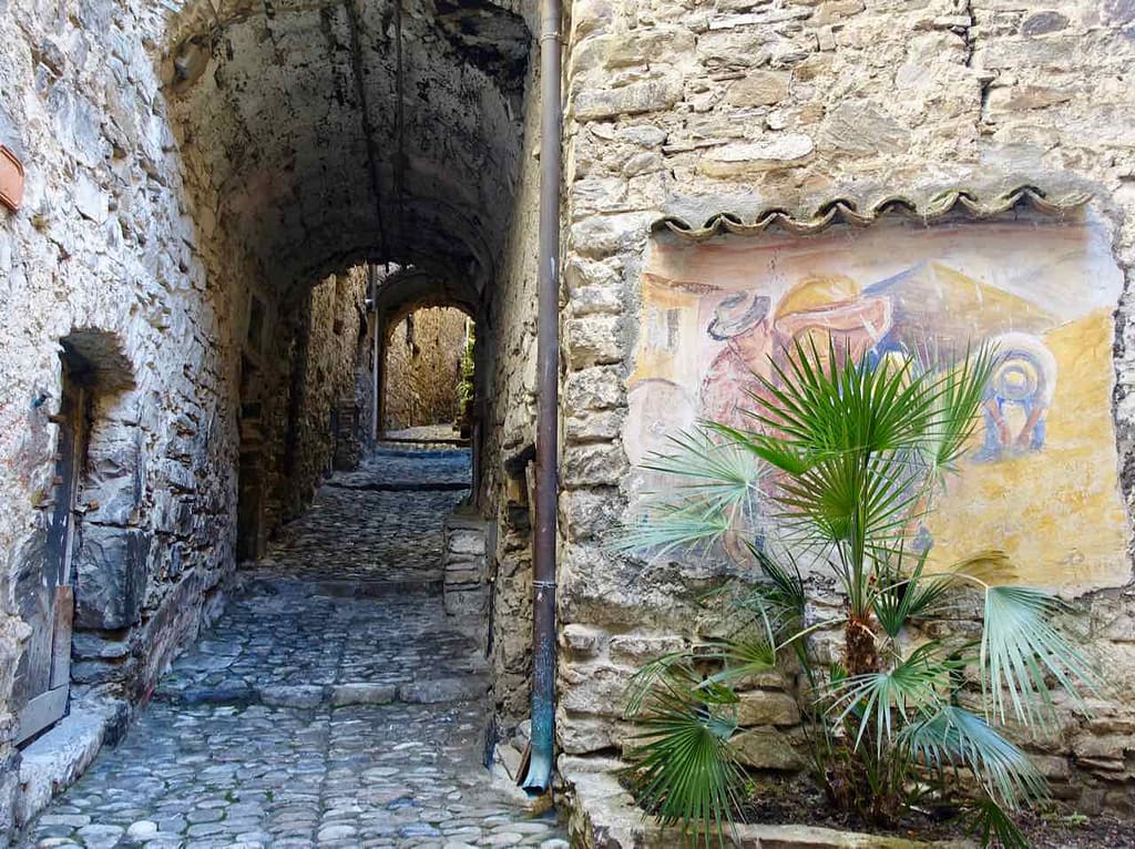 Highlights in Ligurien Gasse mit Fresko in Apricale Copyright Peter Pohle PetersTravel
