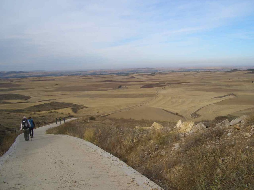 Langer Abstieg vom Tafelberg Alto de Mostelares Jakobsweg: Blick und Abstieg vom Tafelberg Alto de Mostelares