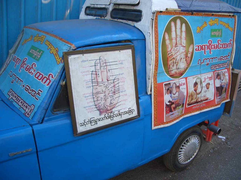 Myanmar, Yangon, Büro eines Handlesers 