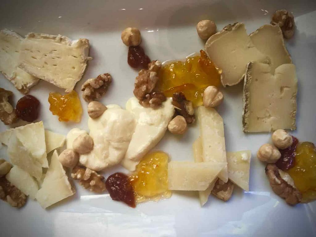 Mittagessen im Hotel Hostal Sport in Falset, ...und noch etwas Käse zum Abschluss, Spanien, Katalonien, Priorat ©PetersTravel