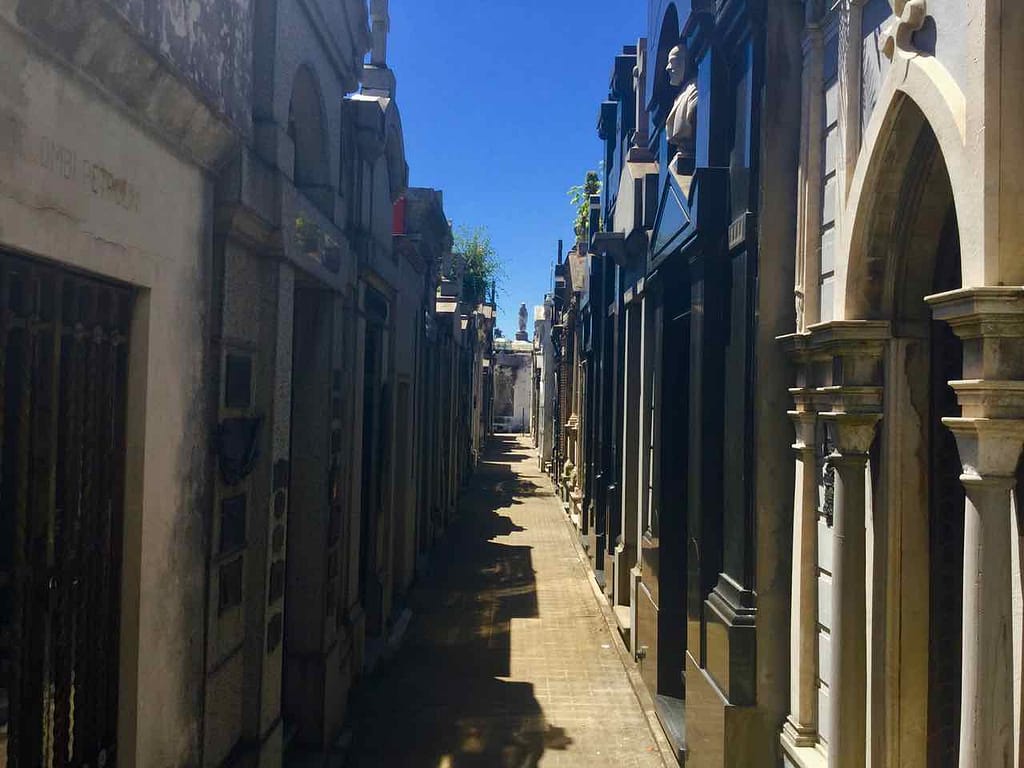 Buenos Aires, Friedhof Recoleta, schmale Gasse, ©PetersTravel iPod-Foto