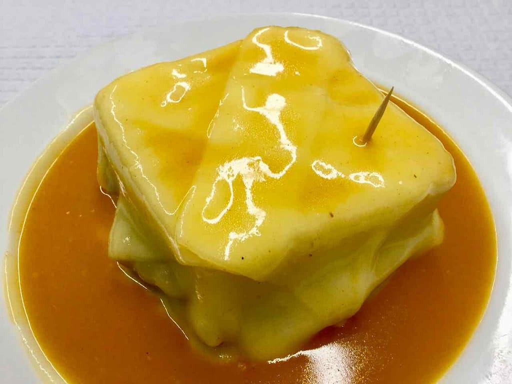 Porto: Francesinha ©PetersTravel