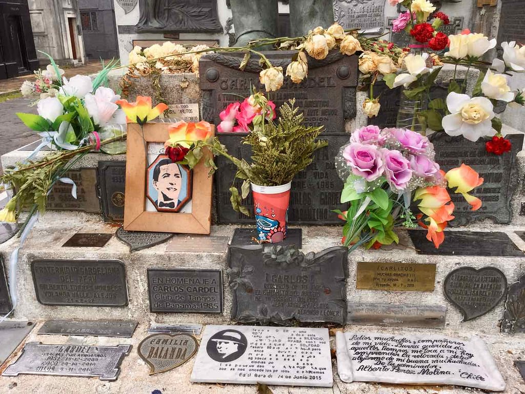 Buenos Aires Friedhof Cementerio de la Chacarita, Carlos Gardel Gedenktafeln nah, ©PetersTravel iPod-Foto