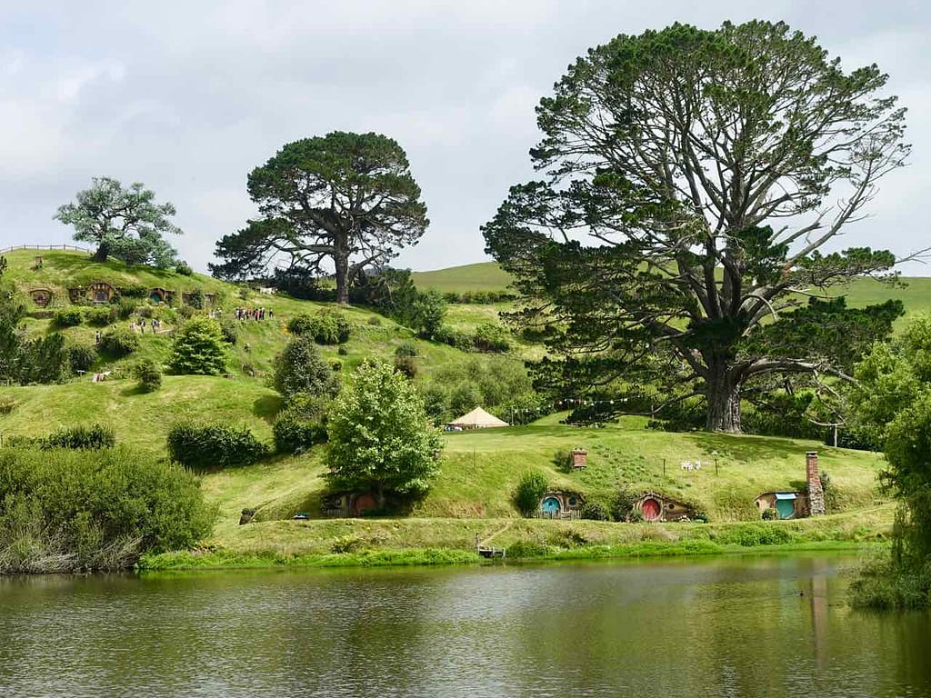 Hobbingen / Hobbiton, Totale mit See, Neuseeland ©PetersTravel