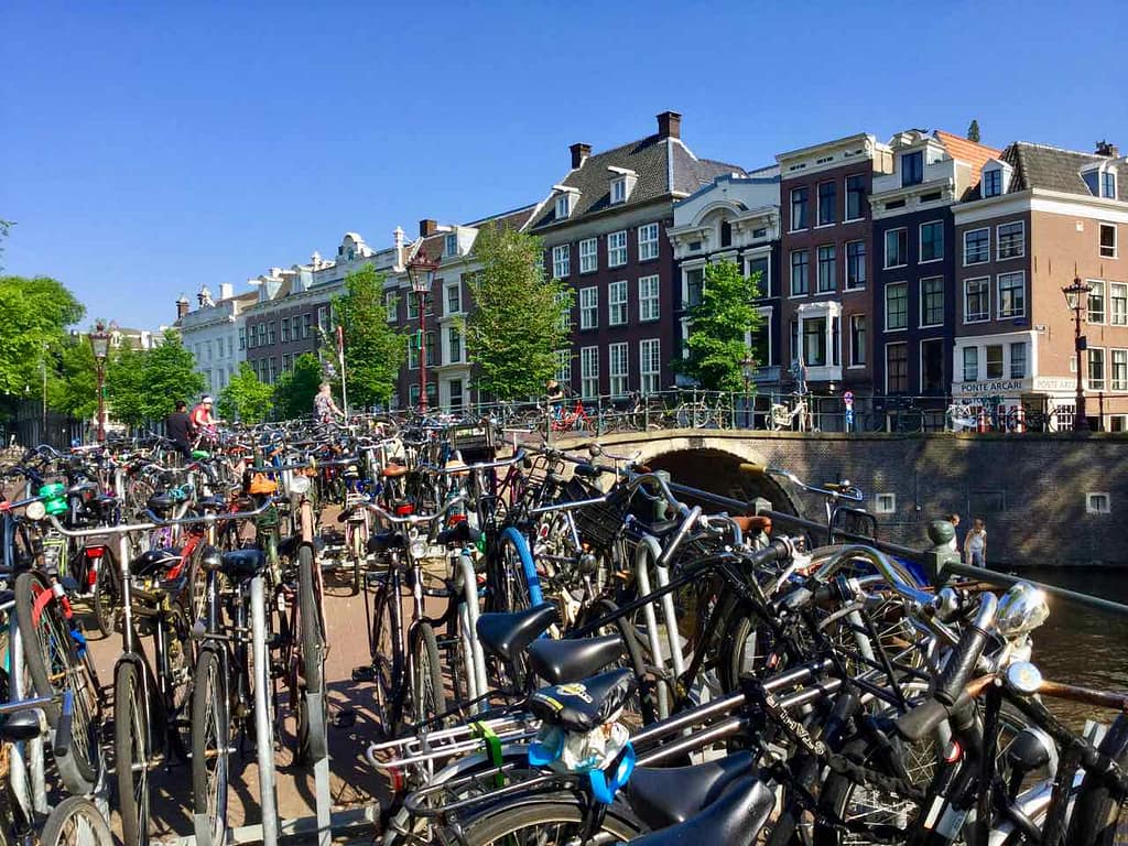 Gracht mit Fahrrädern in Amsterdam