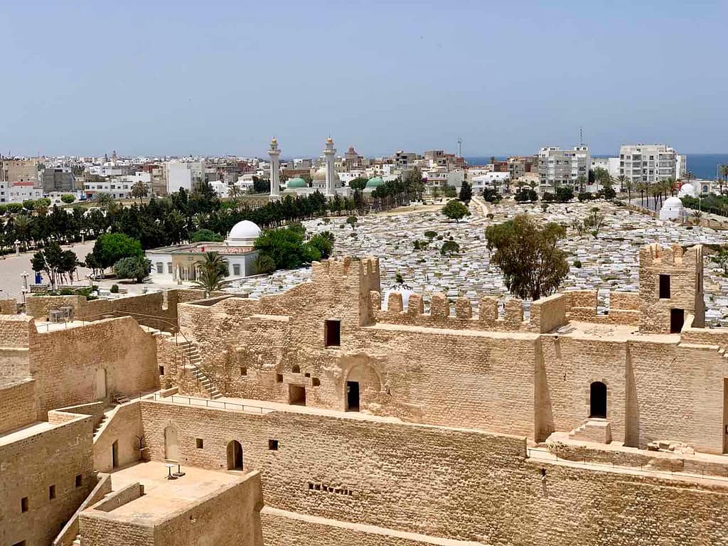 Nordtunesien: Monastir: Blick vom Ribat zum Mausoleum von Bourgiba
