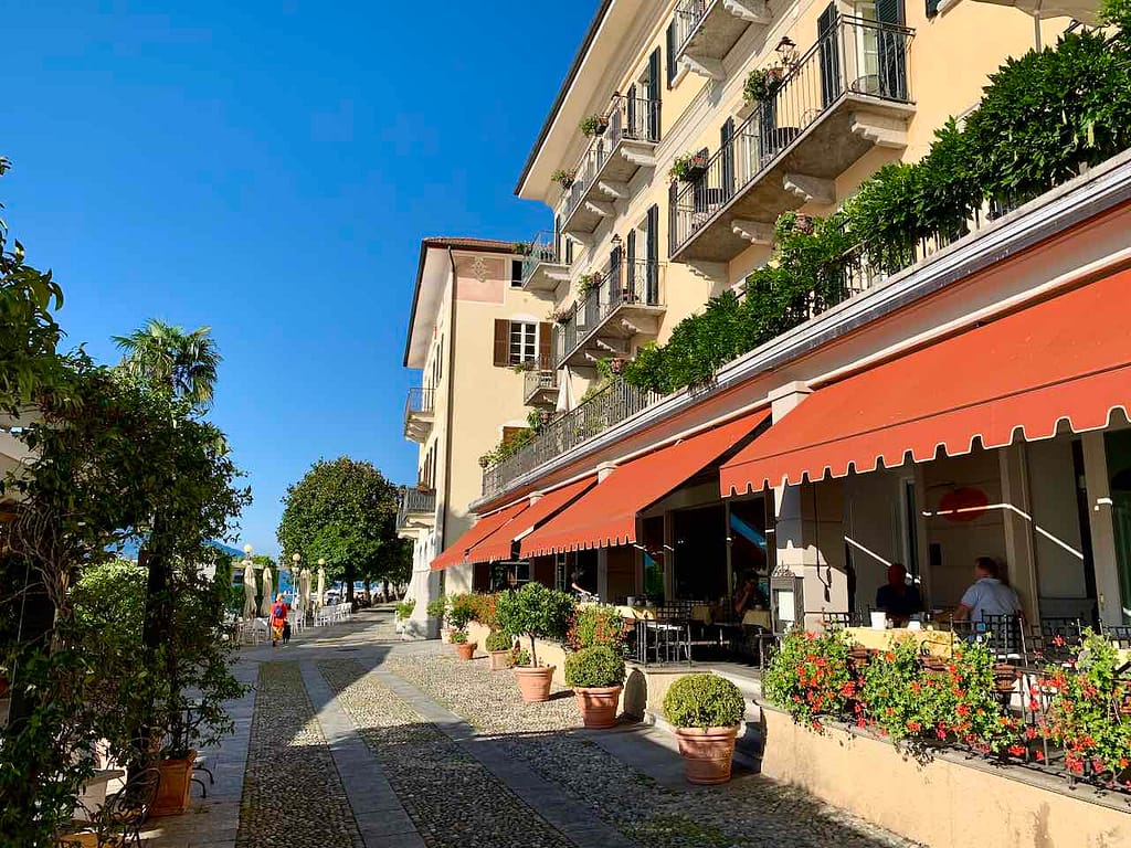 Promenade vor dem Hotel Cannero
