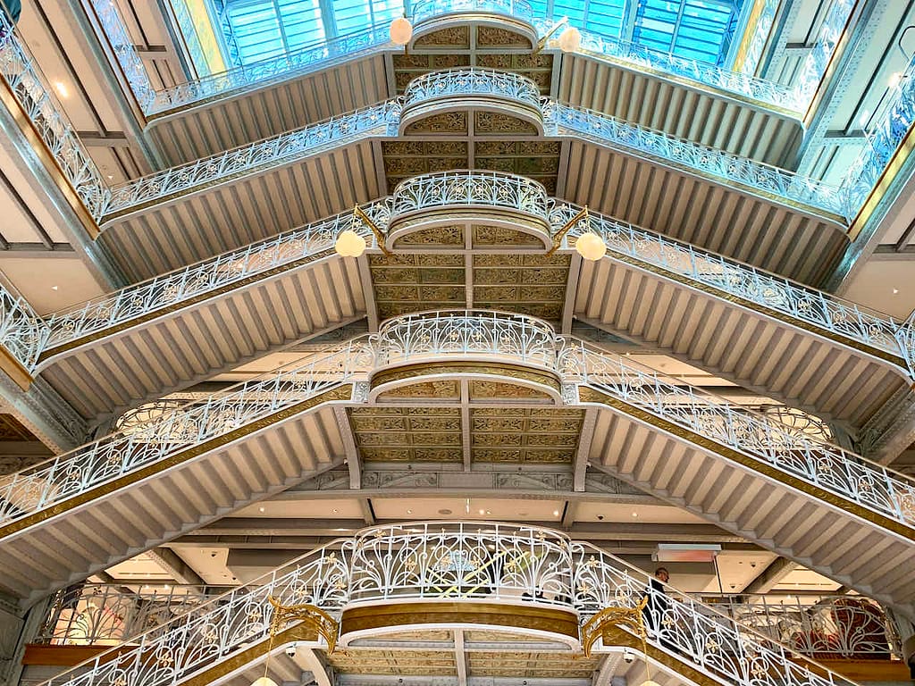 Art Déco und Jugendstil-Treppe im Luxuskaufhaus La Samaritaine, Paris, Frankreich