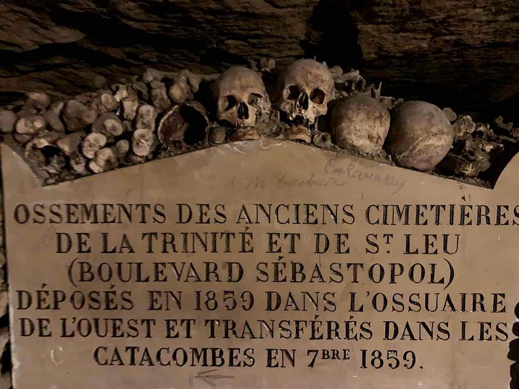 Hinweistafel mit dem ursprünglichen Friedhof der Verstorbenen