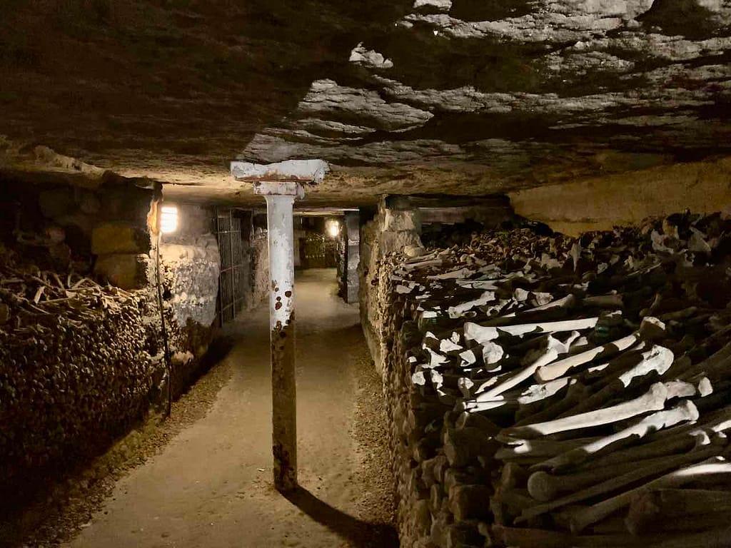 Aufgeschichtete Leichen in den Pariser Katakomben