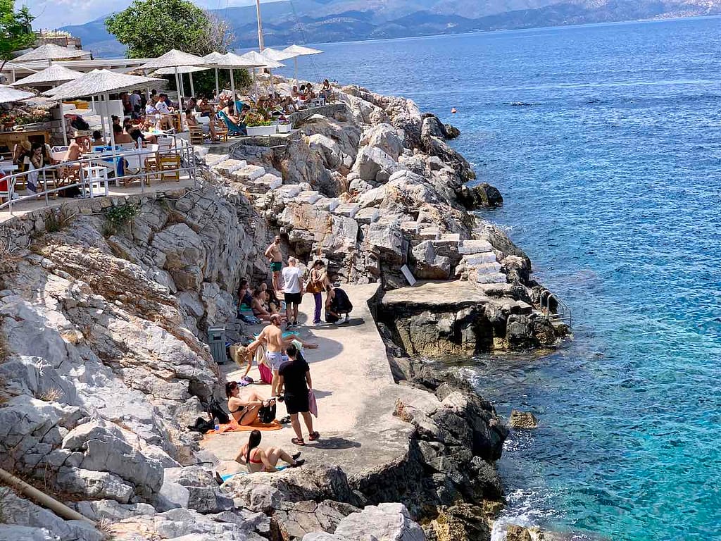 Badeplattform am Spilia Beach, Insel Hydra, Griechenland