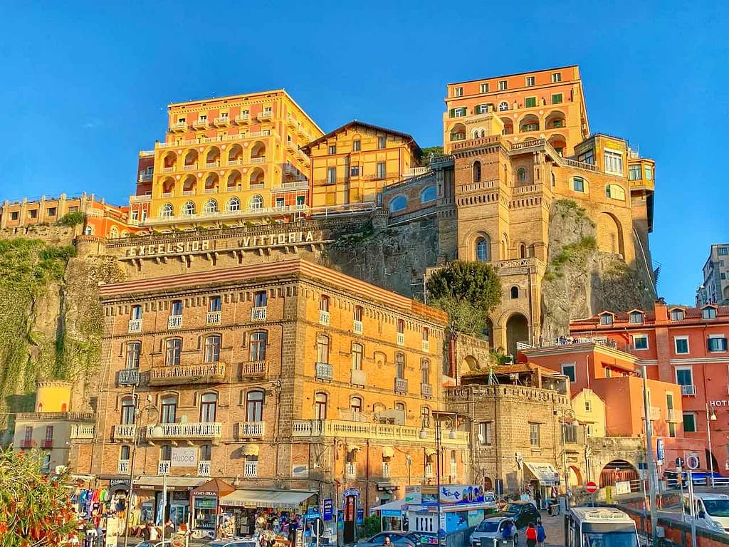 Blick auf Grand Hotel Excelsior vom Hafen Marina Piccola in Sorrent