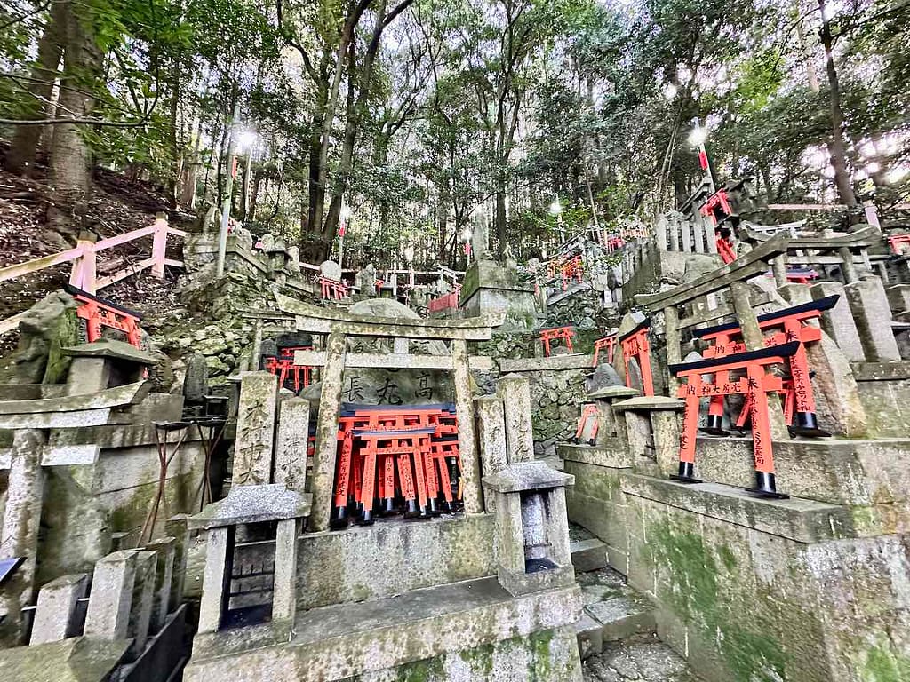 Fushimi Inari-Taisha: Andachtsstätte mit Torii am heiligen Berg Inari 