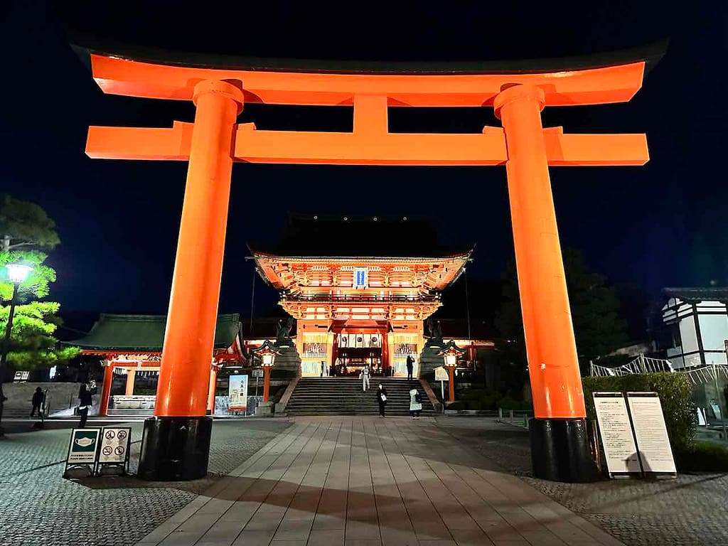 Abends am Romon Tor mit dem Fushimi Inari-Taisha Shrine im Hintergrund, Kyoto
