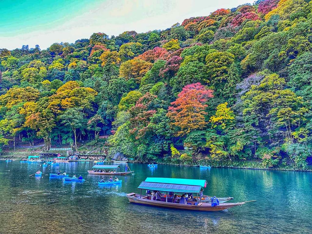 Ausflugsboote auf dem Katsura River, Kyoto © PetersTravel Peter Pohle