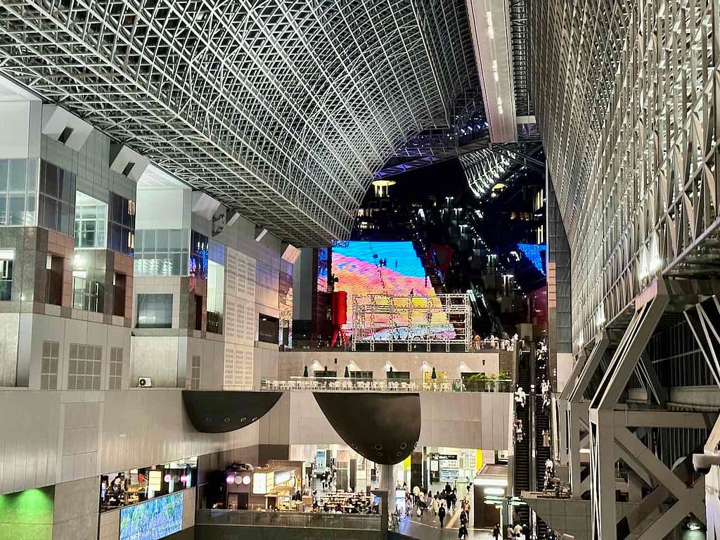 Kyoto Station mit der beleuchteten Freitreppe im Hintergrund