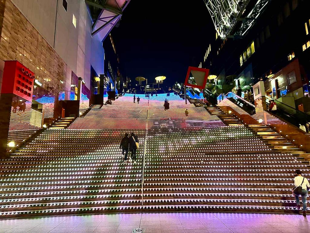 Freitreppe mit Lightshow im Bahnhof von Kyoto, Japan