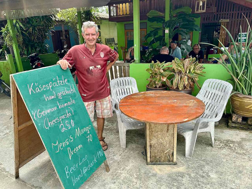 Jens Höfner aus Erfurt vor seinem Lokal MoSu auf Koh Phayam © PetersTravel