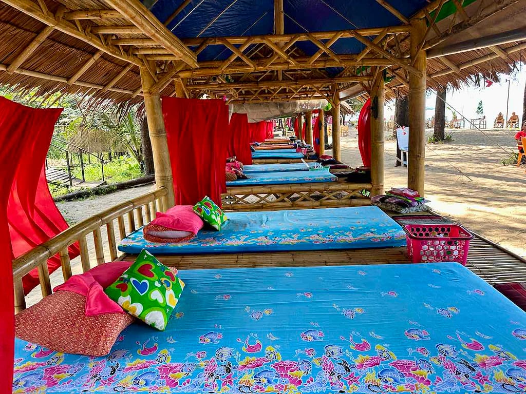 Massageliegen am Strand, Khao Lak, Thailand © PetersTravel Peter Pohle