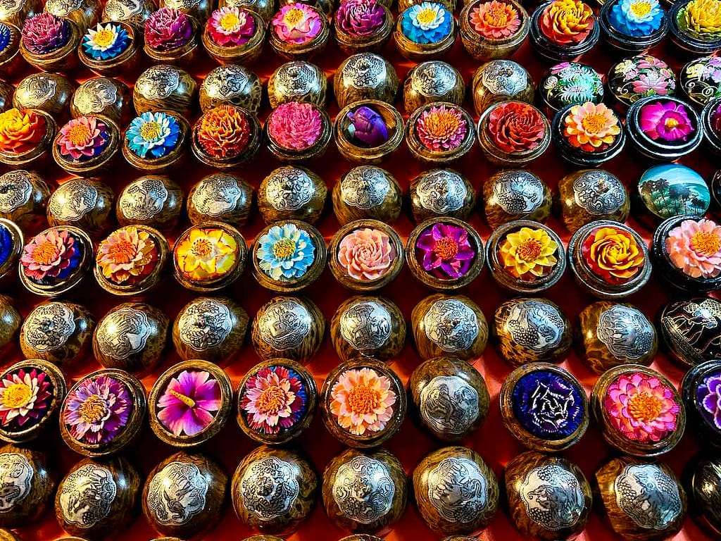 Schönes Mitbringsel aus Thailand: Aus Seife geschnitzte Blüten © PetersTravel Peter Pohle