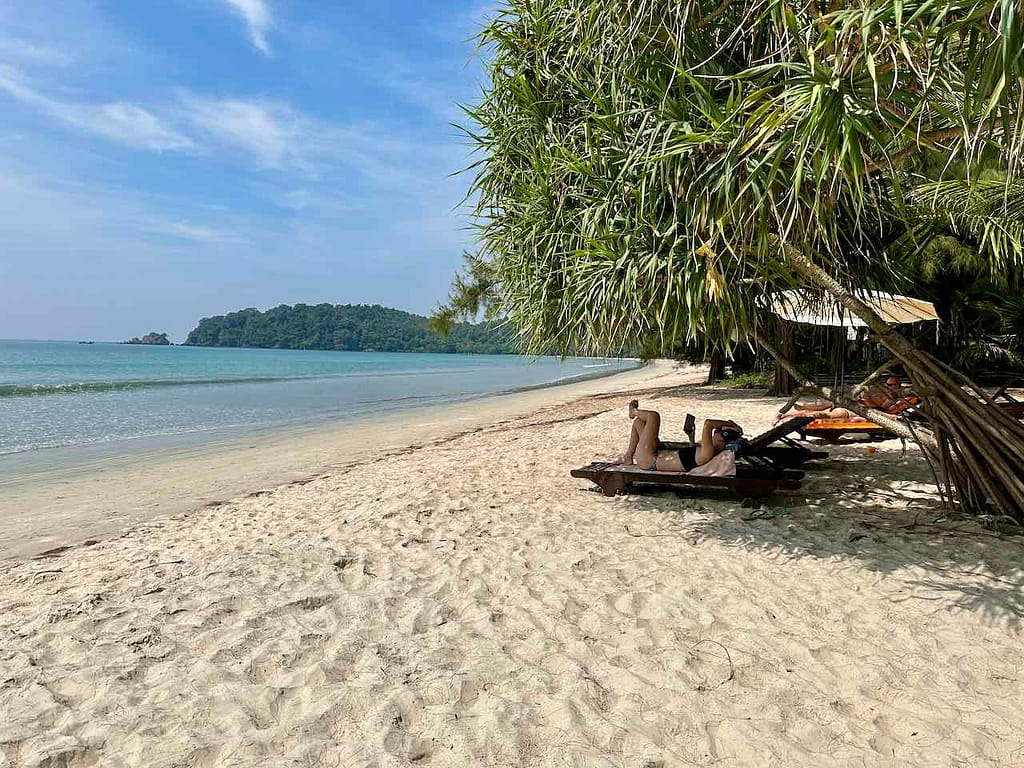 Strand Aow-Yai (Long Beach) vor der Koh Phayam Lodge mit dem Strandrestaurant Phayam Surfer & Bubble Bar auf Koh Phayam, Thailand © PetersTravel Peter Pohle