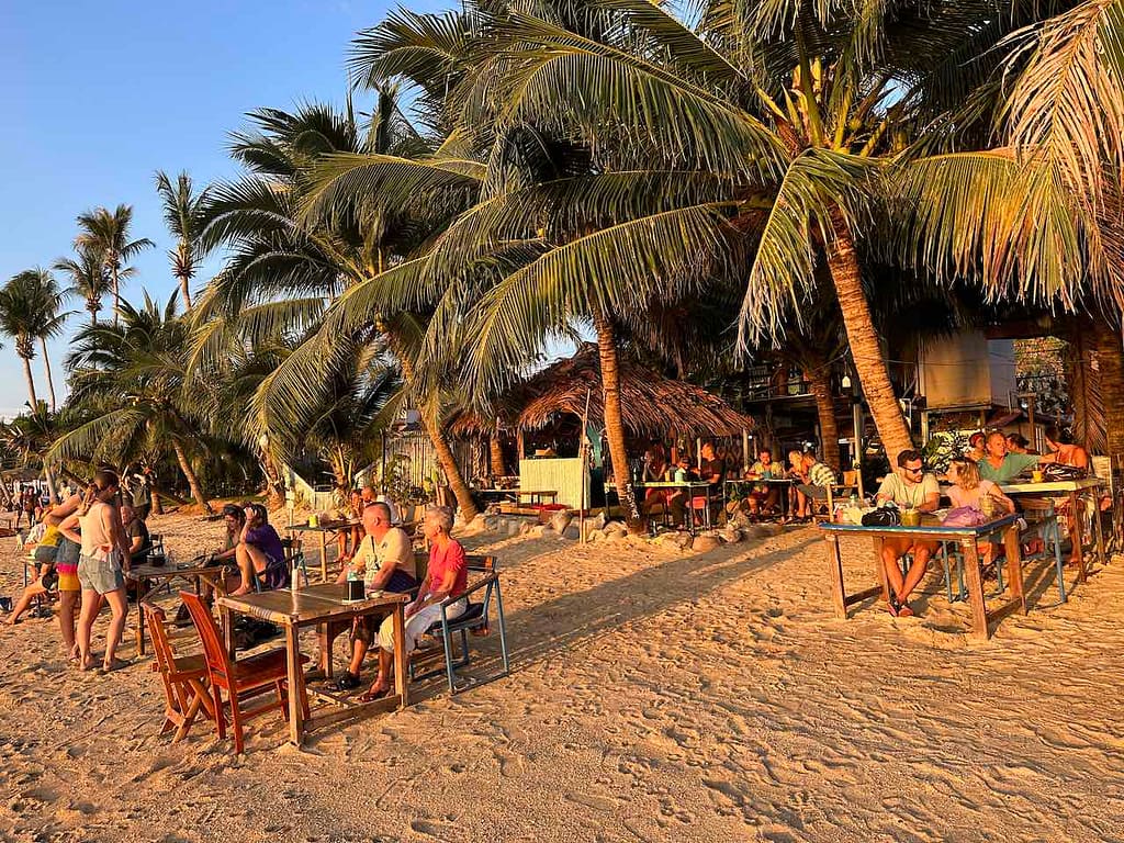 Restaurant Mama Kop am Hin Kong Strand in der Abendsonne, Koh Phangan