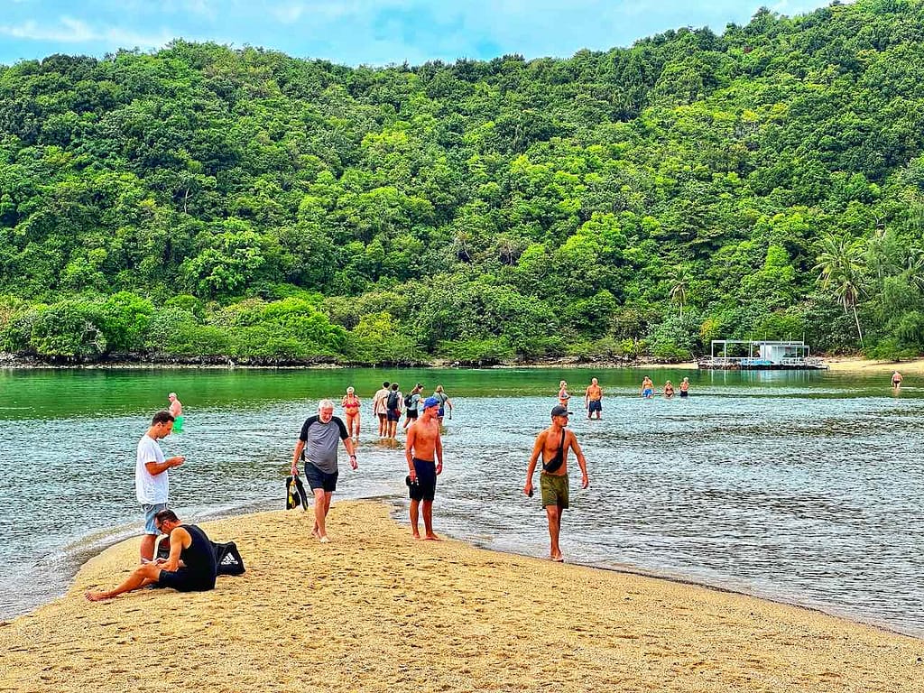 Über eine Sandbank gelangt man vom Strand Mae Haad zur Insel Koh Ma, Koh Phangan © PetersTravel