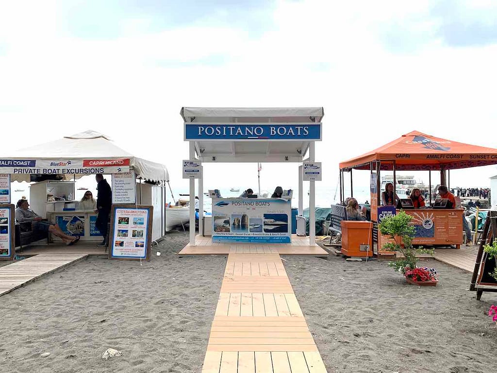 Amalfiküste: Verkaufsstände für Bootstouren am Strand von Positano © PetersTravel