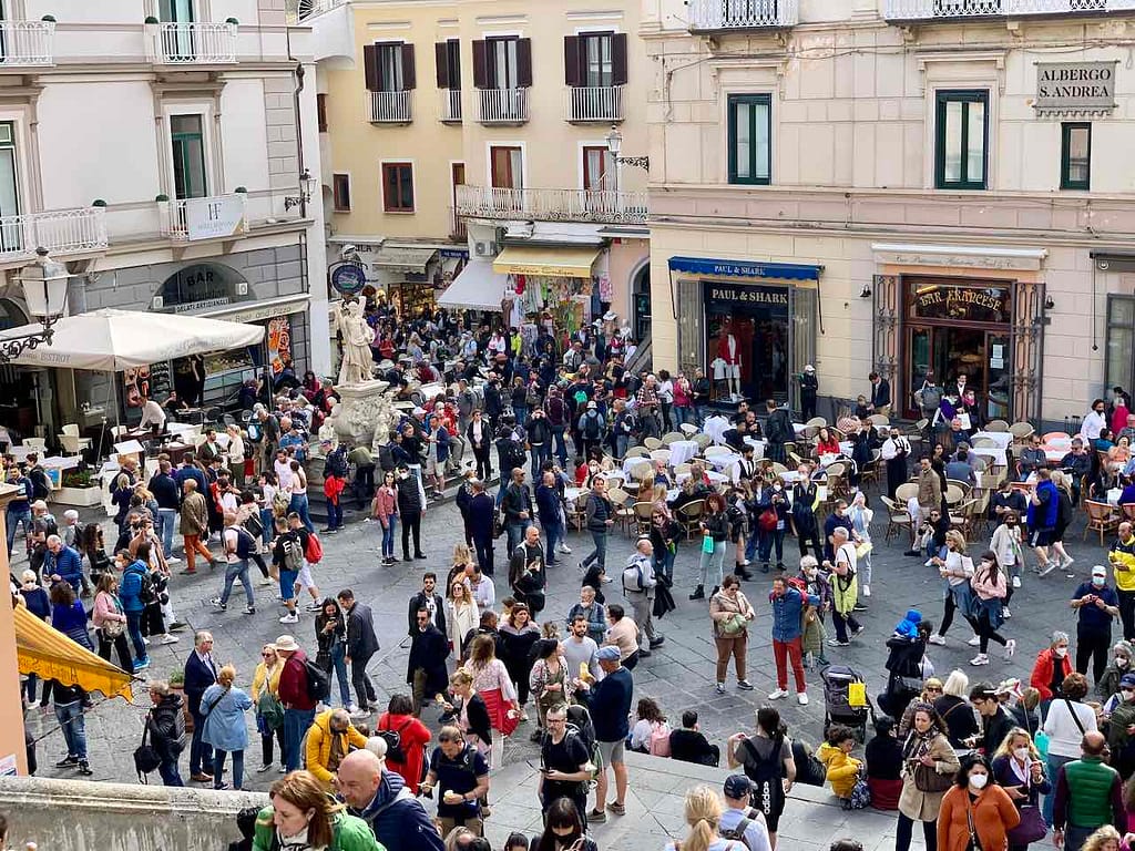 Blick von der Domtreppe auf die Piazza Duomo mit dem Sant'Andrea Brunnen in Amalfi