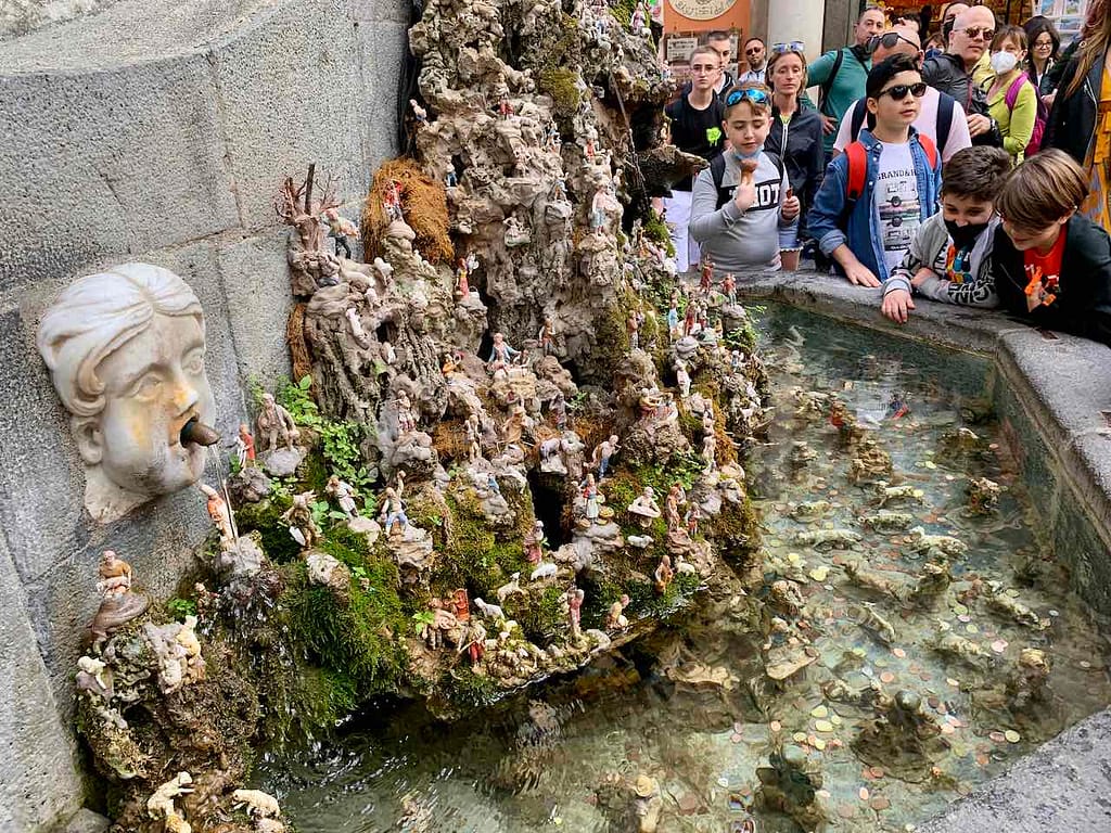 Fontana de Cape e Ciucci / Eselskopfbrunnen in Amalfi. Früher wurde hier Lastenesel getränkt. Heute ist diese Sehenswürdigkeit mit zahlreichen Figuren wie Hirten, Bergbewohnern oder Engeln geschmückt.