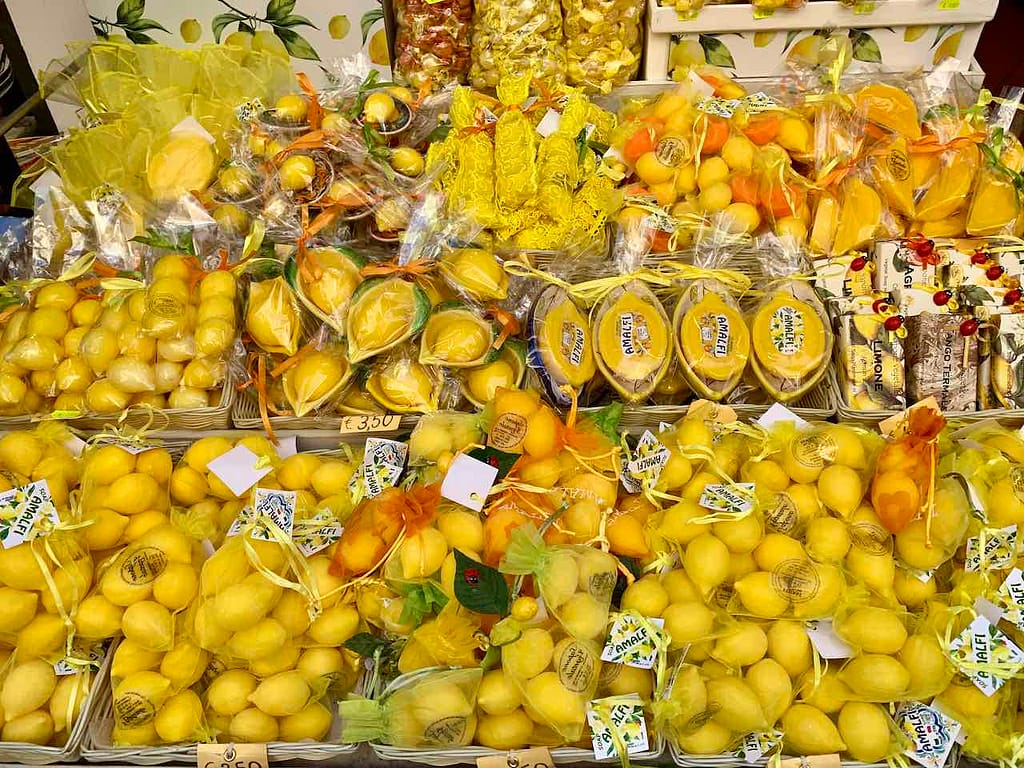 Costiera Amalfitana: Auslage mit Zitronenprodukten in Amalfi