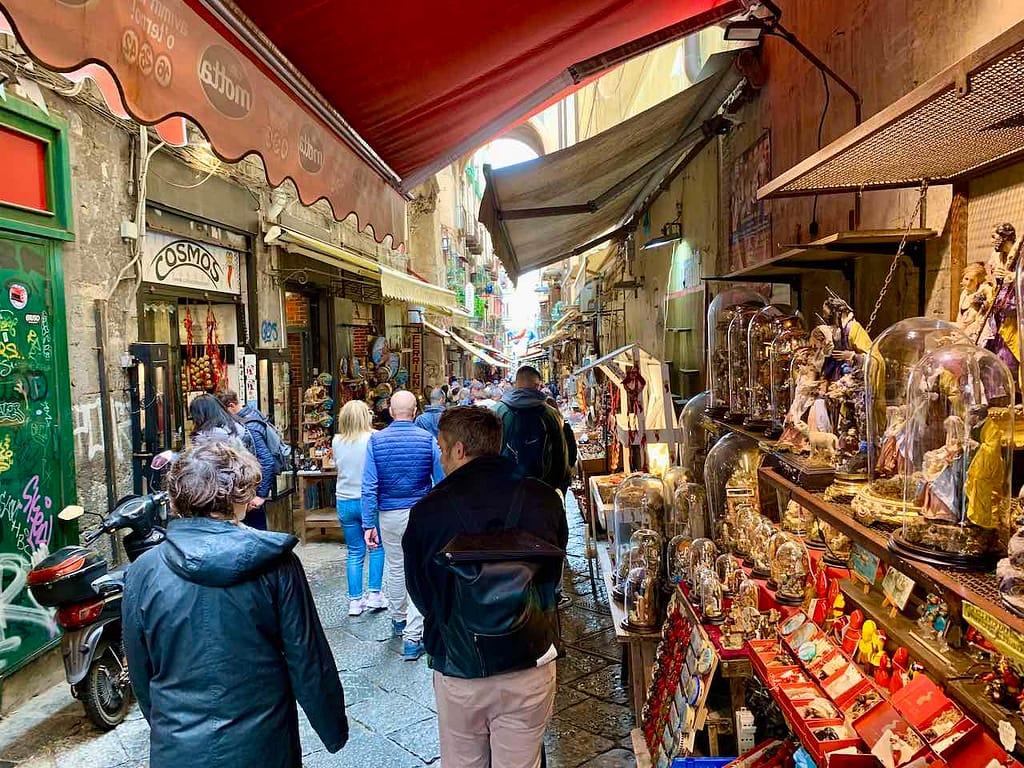 Die "Krippenstraße" Via San Gregorio Armeno in Neapel © PetersTravel Peter Pohle