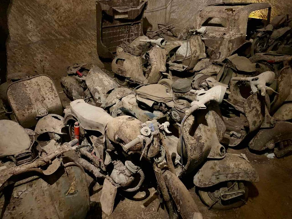 Neapel: Motorradwraks in den Katakomben der Galleria Borbonica © PetersTravel Peter Pohle