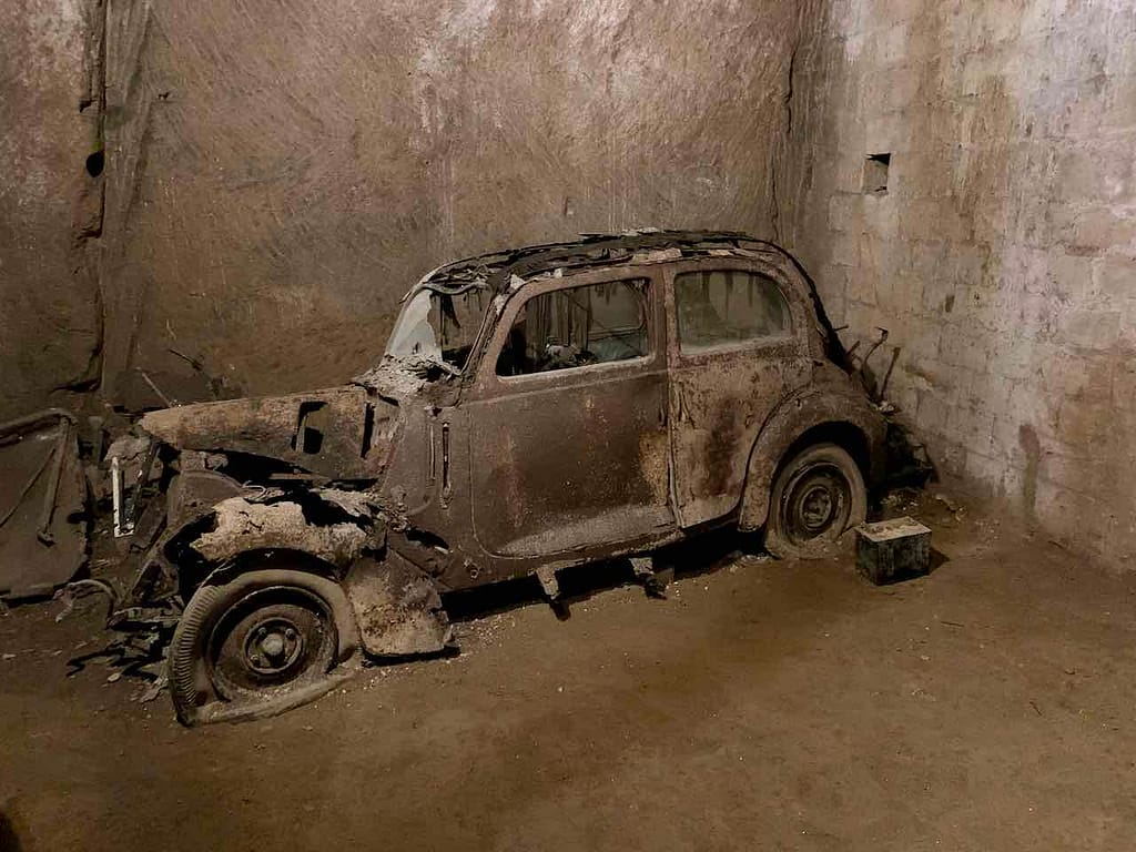 Neapel: Autowrak in den Katakomben der Galleria Borbonica © PetersTravel Peter Pohle