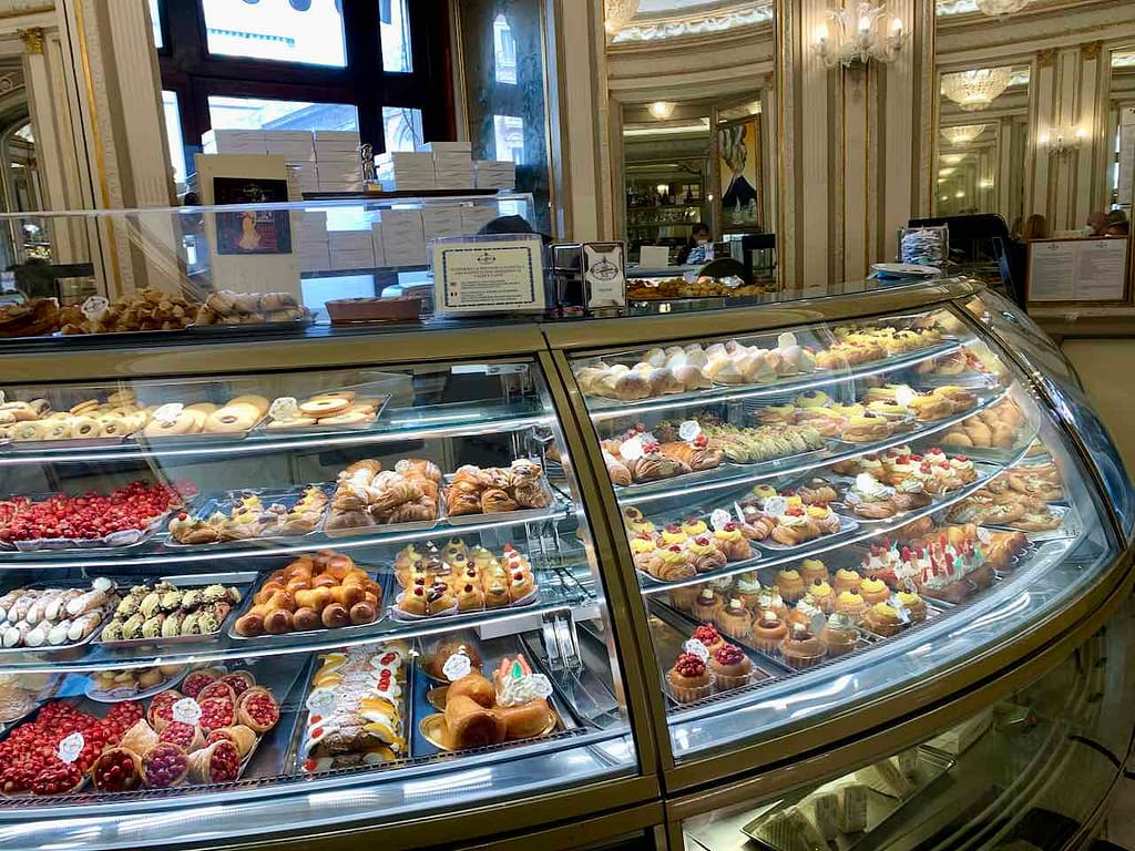 Neapel: Kuchenauslage des Gran Caffé Gambrinus an der Piazza Plebiscito © PetersTravel Peter Pohle