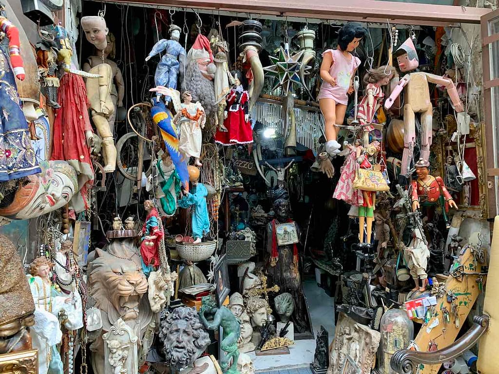 Neapel, Antiquitäten in der Vico dei Girolamini / Via Tribunale © PetersTravel Peter Pohle