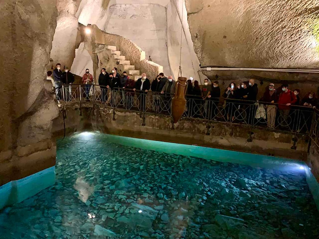 Neapels Unterwelt: Besucher einer Zisterne in der Napoli Sotterranea in der Via Tribunali © PetersTravel Peter Pohle
