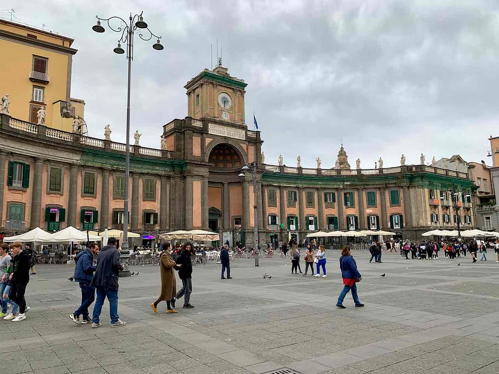 Piazza Dante mit der Port'Alba (nicht im Bild) auf der linken Seite. Früher hieß der Platz Largo Mercatello, weil hier seit 1588 einer der zwei wichtigsten Märkte Neapels stattfand © PetersTravel Peter Pohle