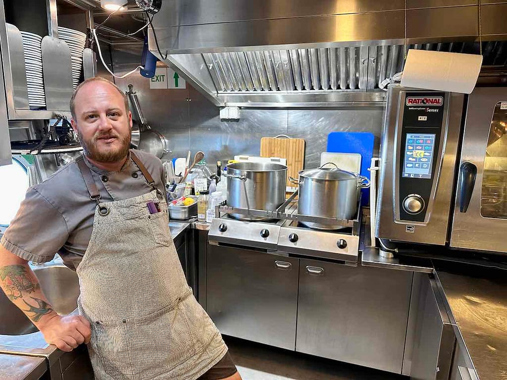 Der kanadische Koch Tylor Read in seinem Reich auf der Segelyacht Rhea © PetersTravel Peter Pohle