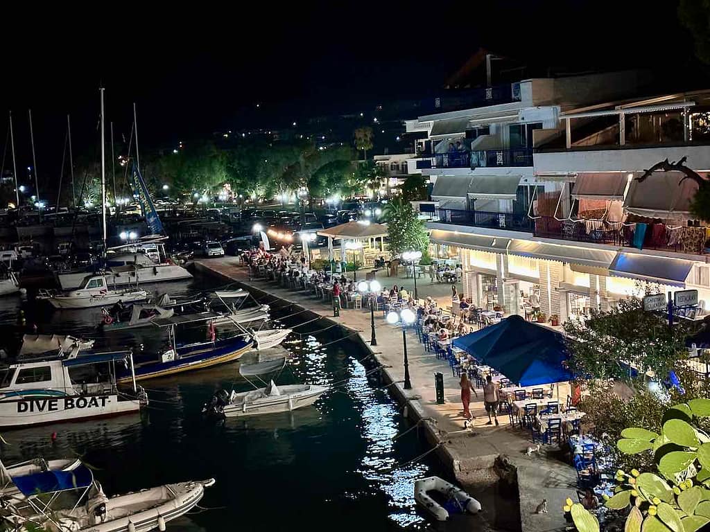 Hafen von Epidauros mit Restaurants am Abend, Saronische Inseln, Griechenland © PetersTravel Peter Pohle