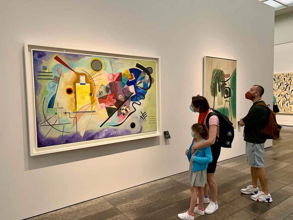 Louvre Abu Dhabi: Betrachter vor einem Kandinsky
