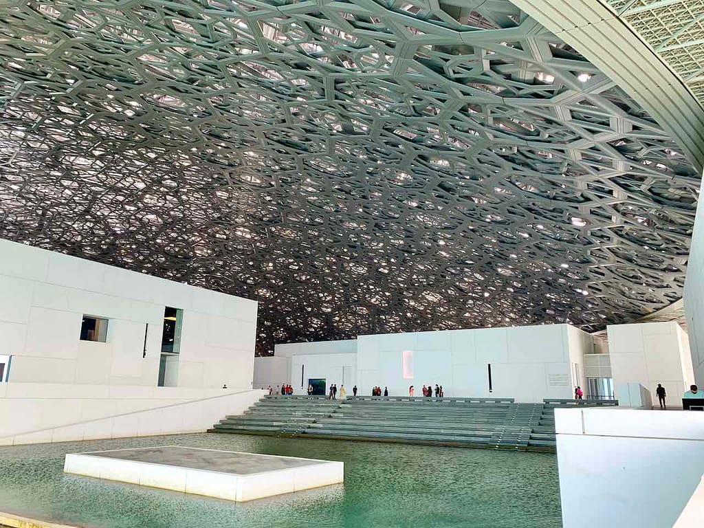 Louvre Abu Dhabi, Menschen und Wasserbecken unter der Kuppel © PetersTravel Peter Pohle