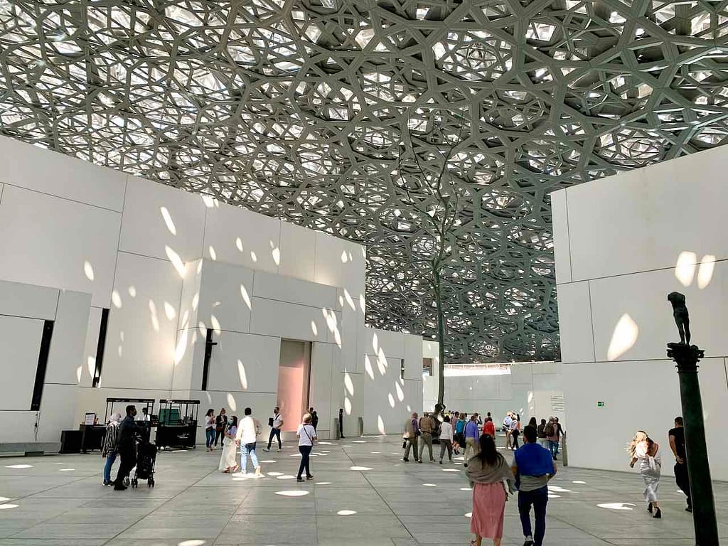 Louvre Abu Dhabi: innen, Menschen unter der Kuppel © PetersTravel Peter Pohle