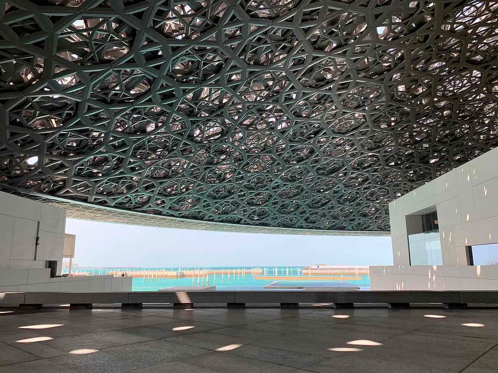 Louvre Abu Dhabi, unter der Kuppel, Blick nach außen © PetersTravel Peter Pohle